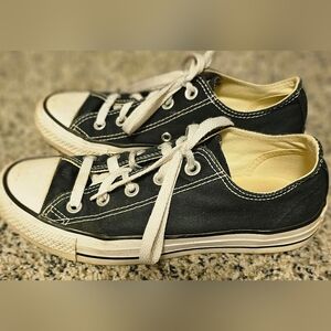 Womans CONVERSE sz 6